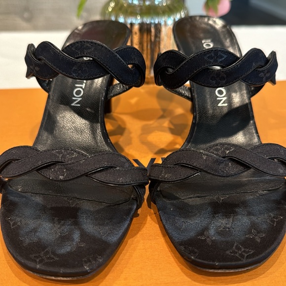 Authentic Louis Vuitton sandals - Picture 3 of 9